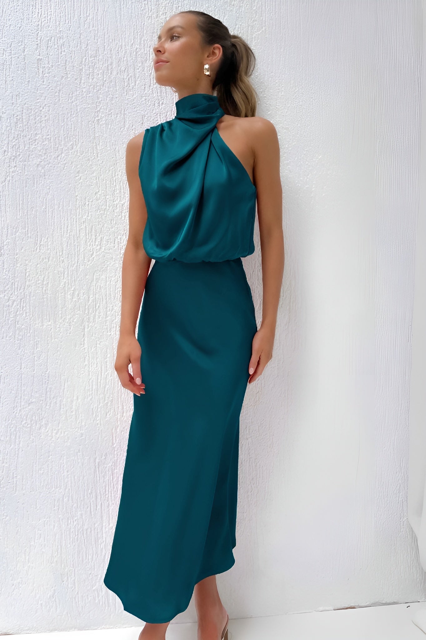 Carlina | Langes Satinkleid mit Neckholder-Ausschnitt