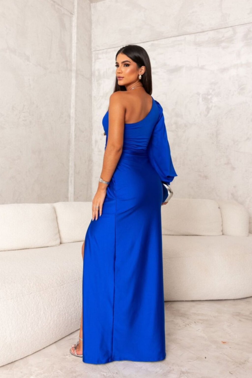 Araceli | Satiniertes Kleid mit einem Ärmel