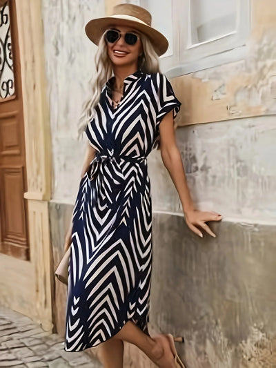 Elly | Geometrisch gemustertes Kleid mit Taillenband