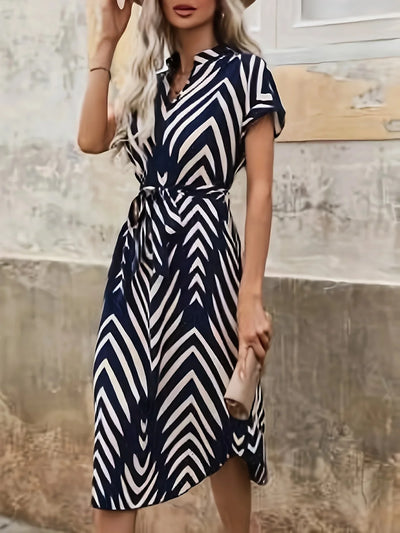 Elly | Geometrisch gemustertes Kleid mit Taillenband