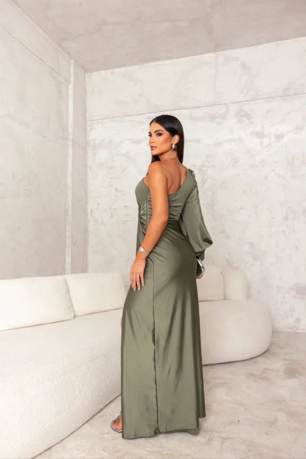 Araceli | Satiniertes Kleid mit einem Ärmel