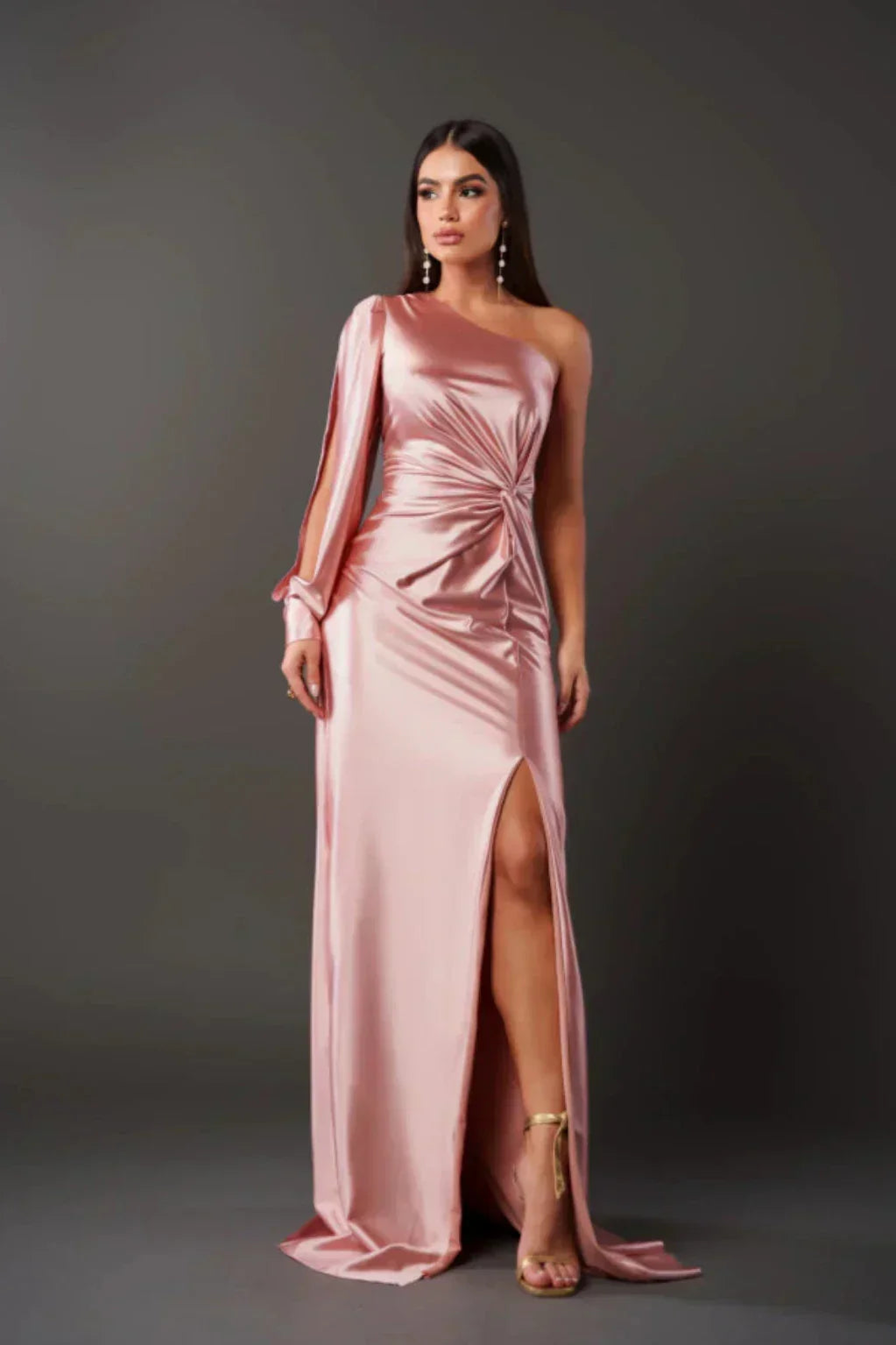 Araceli | Satiniertes Kleid mit einem Ärmel