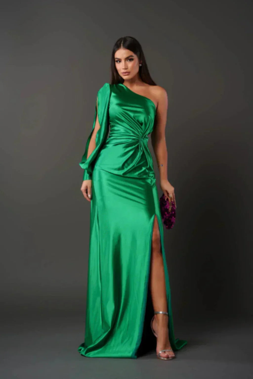 Araceli | Satiniertes Kleid mit einem Ärmel